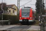 DB 423582 fährt als S 7 nach München am 23.3.2015 in Schäfflarn ein.