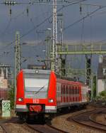 
Der ET 423 791-3 der S-Bahn Köln gekoppelt mit einem Weiteren schlängeln sich als S 12   Düren - Köln - Siegburg - Hennef (Sieg)  am 29.08.2014 durch das Gleisvorfeld vom Hbf Köln, den sie gleich erreichen. 

Die vierteiligen Triebzüge der Baureihe 423 sind 67,40 m lang. Als Leichtbaufahrzeug besteht er größtenteils aus Aluminium. Als Antrieb wird hier Drehstromtechnik mit Bremsstromrückspeisung eingesetzt, die Leistung beträgt 2.350 kW. die zulässige Höchstgeschwindigkeit beträgt 140 km/h.