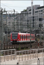 Im Vorfeldgewirr -    Ein Zug der Baureihe 423 auf der S5 nach Bietigheim erklimmt nach der Tunnelrampe auch die Rampe hinauf auf das Stuttgarter 'Tunnelgebirge'.