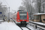 423 063 erreicht mit einem seiner Artgenossen die verschneite Station München-Fasanerie.