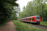 Zwischen den Stationen  Schwalbach Limes  und  Sulzbach Nord  durchfährt die S-Bahn ein recht großes Waldgebiet.
423 420 + 423 434 + 423 381 wurden am 16.06.2015 aufgenommen.