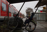 Sucht man unter dem Wellblechdach diverser Fahrradständer vor Regen und Schnee Schutz, um ein paar Züge zu fotografieren, so entstehen durchaus merkwürdige Ideen.