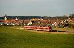 Der 423 155 und ein weiterer 423 haben gerade Markt Indersdorf verlassen und erklimmen nun die Steigung in Richtung Niederroth.