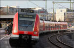 Wie neu -

... wirkt diese S-Bahnzug der Baureihe 423 am Bahnhof Stuttgart-Feuerbach. Man beachte auch den Höhenunterschied zwischen Zug und Bahnsteigkante auf der linken Bildseite. Die S-Bahn benutzt hier vorübergehend das östliche Gleis des Mittelbahnsteiges.

14.01.2017 (M)