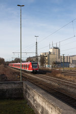 Die Kulisse des Lagerhauses der  Lagerhaus Feldkirchen Betriebs GmbH  diente am 04.02.17 als Motiv für den 423 664-2, der mit einem Schwesterfahrzeug in Feldkirchen als S2 nach Erding unterwegs