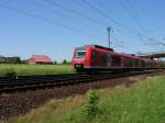 Triebwagen der BR 424 501-5 als S2 von Nienburg (Weser) nach Hannover, hier am HP Linsburg.