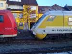 Hier stehen sich der Messzug-Steuerwagen (mit Lok 103 222-6) und ein 424er der S-Bahn-Hannover in Gleis 8 des Hildesheimer Hauptbahnhofs gegenber.