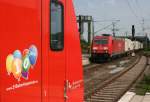 424 xxx feiert das zehnjhrige Jubilum der S-Bahn Hannover, aus der Gegenrichtung naht 185 311 mit TEC 42905 (Maschen–Wien); 25.06.2010, Celle.