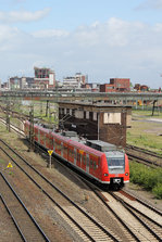 424 026 erreicht in Kürze sein Ziel, das Ausbesserungswerk Krefeld-Oppum.
Aufgenommen am 9. Mai 2014 in Krefeld-Uerdingen.
