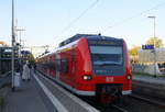 Die Rhein Niers Bahn (RB33) kommt aus Duisburg-Hbf nach Aachen-Hbf und kommt aus Richtung Mönchengladbach-Hbf,Rheydt-Hbf,Wickrath,Beckrath,Herrath und hält in Erkelenz und fährt dann weiter in Richtung Baal,Hückelhoven-Baal,Brachelen,Lindern,Süggerath,Geilenkirchen,Frelenberg,Zweibrüggen,Übach-Palenberg,Rimburg,Finkenrath,Hofstadt,Herzogenrath, Kohlscheid,Richterich,Laurensberg,Aachen-West,Aachen-Schanz,Aachen-Hbf. Aufgenommen vom Bahnsteig 1 in Erkelenz. 
Bei schönem Frühlingswetter am Abend vom 29.4.2017.