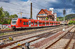 425 529-5 fährt als RB 38625 (Bensheim - Worms Hbf) in den Bahnhof Weinheim (Bergstr) ein.