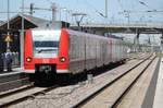 425 208  Eberbach am Neckar  nimmt am 26.05.2017 in Limburgerhof weitere Fahrgäste auf die mit der S2 in Richtung Kaiserslautern fahren wollen.