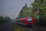 Bei einem Gewitter mit Starkregen fuhr 425 565-9 als RE11 durch Angermund nach Düsseldorf.