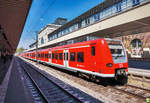 425 732-5 hält als S1 38128 (Osterburken - Heidelberg Hbf - Ludwigshafen (Rhein) Hbf - Kaiserslautern Hbf - Homburg (Saar) Hbf) in Mannheim Hbf.