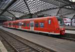 425 048-6 und 425 103-9 fahren am 1.7.2017 als RE8 (RE10823)  Rhein-Erft-Express  von Mönchengladbach Hauptbahnhof nach Koblenz Hauptbahnhof aus dem Kölner Hauptbahnhof aus.