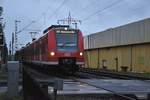 425 579 mit zwei unbekannten 426zigern kommt hier am Bü als RB33 nach Duisburg auf den Fotografen bei stürmischen Wind und Regenschauern auf den Fotografen zu gefahren am heutige Abend gegen