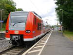 Am 19.08.2017 fuhr ein BR 426 mit 425 046 als RB 58112 nach Würzburg Hbf in Marktbreit auf Gleis 1 ein.