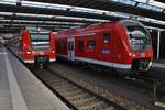 425 045-2 trifft am 14.8.2017 als RB59268 nach Landshut(Bay) Hauptbahnhof im Münchener Hauptbahnhof auf 440 047-9 als RE4084 nach Passau Hauptbahnhof.