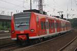 425 521-3 verlässt am 2.7.2017 als RE11 (RE10015)  Rhein-Hellweg-Express  von Düsseldorf Hauptbahnhof nach Hamm(Westf) den Essener Hauptbahnhof.