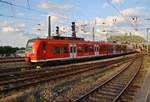 425 603-8 und 425 548-5 fahren am 2.7.2017 als RE8 (RE10824)  Rhein-Erft-Express  von Koblenz Hauptbahnhof nach Mönchengladbach Hauptbahnhof in den Kölner Hauptbahnhof ein. 