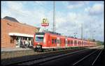 Am 26.12.1992 wurde der RE nach Koblenz zweiteilig aus dem DB 425093 und 425099 gebildet. Hier steht der Zug abfahrbereit um 10.45 Uhr in Solingen Ohligs.