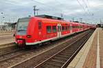 425 562-6 und 425 061-7 erreichen am 18.8.2017 als RE11 (RE10011)  Rhein-Hellweg-Express  von Düsseldorf Hauptbahnhof nach Hamm(Westf) den Dortmunder Hauptbahnhof.
