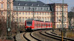 425 264 als S 38130 (S1) nach Kaiserslautern vor dem Mannheimer Barockschloss. Aufgenommen am 25. März 2018.