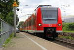 Die Rhein Niers Bahn (RB33) kommt die Kohlscheider-Rampe hoch aus Mönchengladbach-Hbf/Heinsberg-Rheinland) nach Aachen-Hbf und hält in Kohlscheid und fährt in Richtung Richterich,Laurensberg,Aachen-West,Aachen-Schanz,Aachen-Hbf. Aufgenommen von Bahnsteig 2 in Kohlscheid.
Bei Sonnenschein und Regenwolken am Nachmittag vom 17.6.2018.