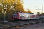 Kurz vor Sonnenuntergang war 425 129 als RB von Homburg Saar nach Trier unterwegs. Durch eine Signalstörung des Einfahrsignals von Ensdorf war der Triebwagen mit 15 Minuten Verspätung in Schleichfahrt unterwegs, zwischen Bous und Ensdorf durfte nur mit Befehl des Fahrdienstleiters auf Sicht gefahren werden. Im Hintergrund ist die ehemalige E-94 Halle zu sehen. Dort wurden in den 1990er Jahren einige E-94 zerlegt. Eigentlich gehörte dieses Gelände an unserem Standpukt zum DB Brückenausenlager Karthaus. 21.10.2018