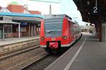 Nachschuss auf 425 090-8  Saarlouis  am 12.04.2015 bei der Ausfahrt aus dem Bahnhof von Völklingen als RB71 (Trier Hbf - Homburg (Saar) Hbf) gen Saarbrücken.