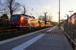 Die Rhein Niers Bahn (RB33) aus Aachen-Hbf nach Heinsberg-Rheinand-Duisburg-Hbf und kommt aus Richtung Aachen-West,Laurensberg,Richterich, und hält in Kohlscheid und fährt in Richtung