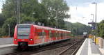 Die Rhein Niers Bahn (RB33) aus Aachen-Hbf nach Heinsberg-Rheinand,Duisburg-Hbf und kommt aus Richtung Aachen-West,Laurensberg,Richterich, und hält in Kohlscheid und fährt in Richtung Herzogenrath,Mönchengladbach. 
Aufgenommen von Bahnsteig 2 in Kohlscheid. 
Bei Sonne und Gewitterwolken am Vormittag vom 13.8.2019.
