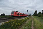 Als RB 27 nach Mönchengladbach ist der 425 591-5 bei Gubberath am Abend des 3.9.2019 gen Jüchen fahrend von mir abgelichtet worden. Eine halbe Stunde zuvor war Rheydt Hbf nach einer Fliegerbombenentschärfung wieder freigeben worden. 