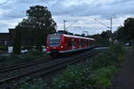 RB 27 nach Mönchengladbach Hbf am Abend des 9.10.2019 in Jüchen am Bü Kölner Straße. 
