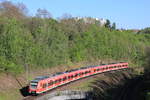 Von 425 811 angeführte Doppeltraktion als RE Stuttgart-Freudenstadt/Rottweil am 17.05.2017 bei Stuttgart-Österfeld. Aufgenommen von der weißen Brücke. Mittlerweile wurden die Quietschies durch Hamster ersetzt. 