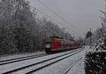 Aus Osterburken kommend und gen Kaiserslautern Hbf fahrend kommt einen S1 Doppeleinheit in Neckargerach eingefahren, hier ist der Zug an dessen Spitze der 425 320 und am Zugschluß der 425 740