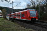 425 237 hat soeben den Bahnsteig in Neckargerach verlassen auf seinem Weg nach Osterburken. 07.02.2022