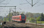 Aus Heinsberg kommend fährt der 425 571-1 hier gerade in Lindern ein, wo er gleich mit dem aus Duisburg kommenden Flügelzug gekuppelt wird und dann nach Aachen Hbf als RB 33 weiter fahren