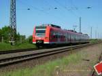 Ein Triebzug der Baureihe 425 erreicht am 30.04.07 den Bahnhof Stumsdorf. Gestartet ist er in Magdeburg Hbf und fhrt weiter nach Halle(Saale)Hbf.