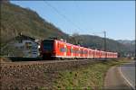 425 069/569 und 425 094/594 fahren bei Erpel als RE8 (RE 11314)  Rhein-Erft-Express  von Koblenz Hbf nach Mnchengladbach Hbf.