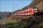 425 069/569 und 425 094/594 fahren bei Erpel als RE8 (RE 11314)  Rhein-Erft-Express  von Koblenz Hbf nach Mnchengladbach Hbf.