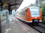 Baureihe 425 089-0 war am 10.10.2004 mit einer Regionalbahn von Koblenz nach Trier unterwegs. Hier im Bahnhof Moselkern.