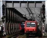 482 001 zieht am 05.07.08 einen Gterzug Richtung Ludwigshafen BASF ber die Rheinbrcke bei Ludwigshafen.