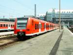 425 043 steht am 18.08.04 im Holzkirchnerbahnhof abgestellt.