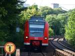 450 060-1 fhrt als RB 33 in die Haltestelle Aachen Schanz ein. In Hintergrund kann man den alten Pulverturm an der Turmstrasse erkennen.