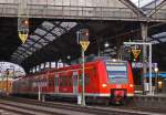 Der 425 569 steht als RB33 nach Duisburg im schnen Abendlicht unter der frisch gereinigten Bahnhofshalle des Aachener Hbf´s 25.10.09