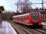 425 069/569 verlsst als 11071(RB33), aus Duisburg kommend, den Erkelenzer Bahnhof in Richtung Aachen Hbf am 16.03.2010
