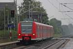 425 041-1 als RB33 aus Aachen nach Duisburg bei der Einfahrt in Lindern, Gre an den Tf, 15.8.10