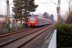 Grevenbroich an der Schanze, gerade kommt aus Kln 425 592-3 mit noch einem Schwestertriebwagen ber die KBS 465 gefahren.4.3.2011