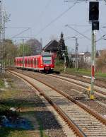 Kurz hinter dem alten Stellwerk Rpn sehen wir am 8.4.2011 eine RB 33 bei der Einfahrt in den Bahnhof Rheydt Hbf, es ist der 425 083-3 auf dem Weg nach Aachen Hbf.